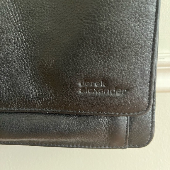 Derek Alexander Bristol medium crossbody in black leather - Picture 10 of 13